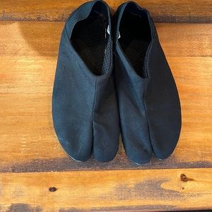 Split Toe Shoes (Tabi)